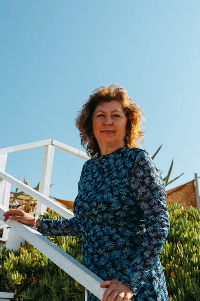 Olga Westerveld an einer weißen Holztreppe am Meer