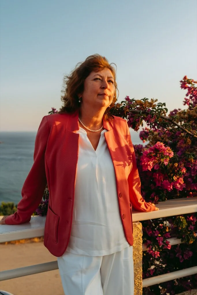 Olga Westerveld an einer Küstenbalustrade im Abendlicht