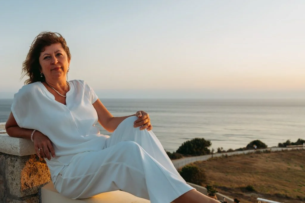 Olga Westerveld, sitzend im Abendlicht am Meer